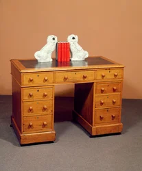 Scrivania vittoriana con foro per le ginocchia e una coppia di cani di Staffordshire con decorazione in rame lustro, c.1850
